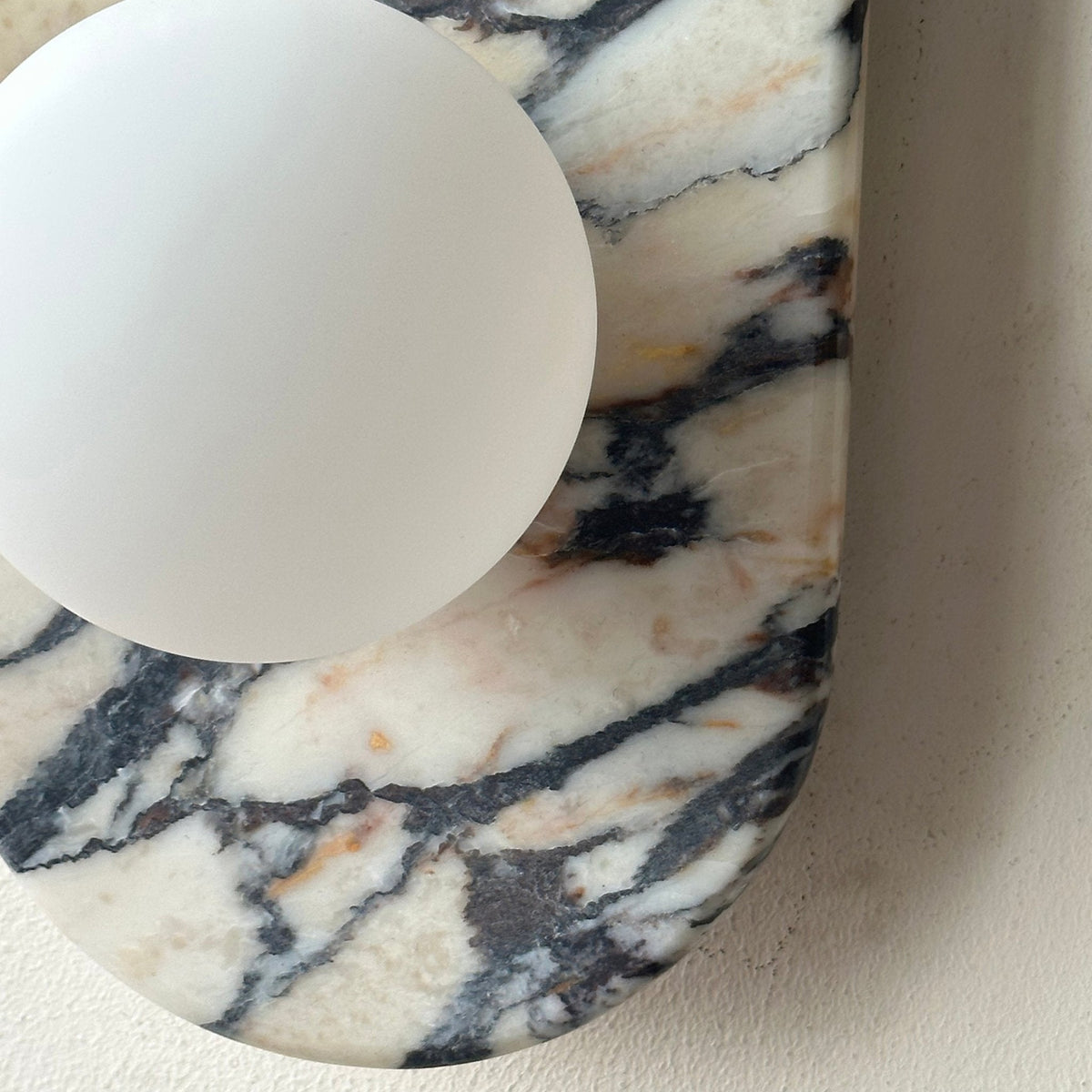 Eirenise elegantie unieke wandlamp van glas en marmer
