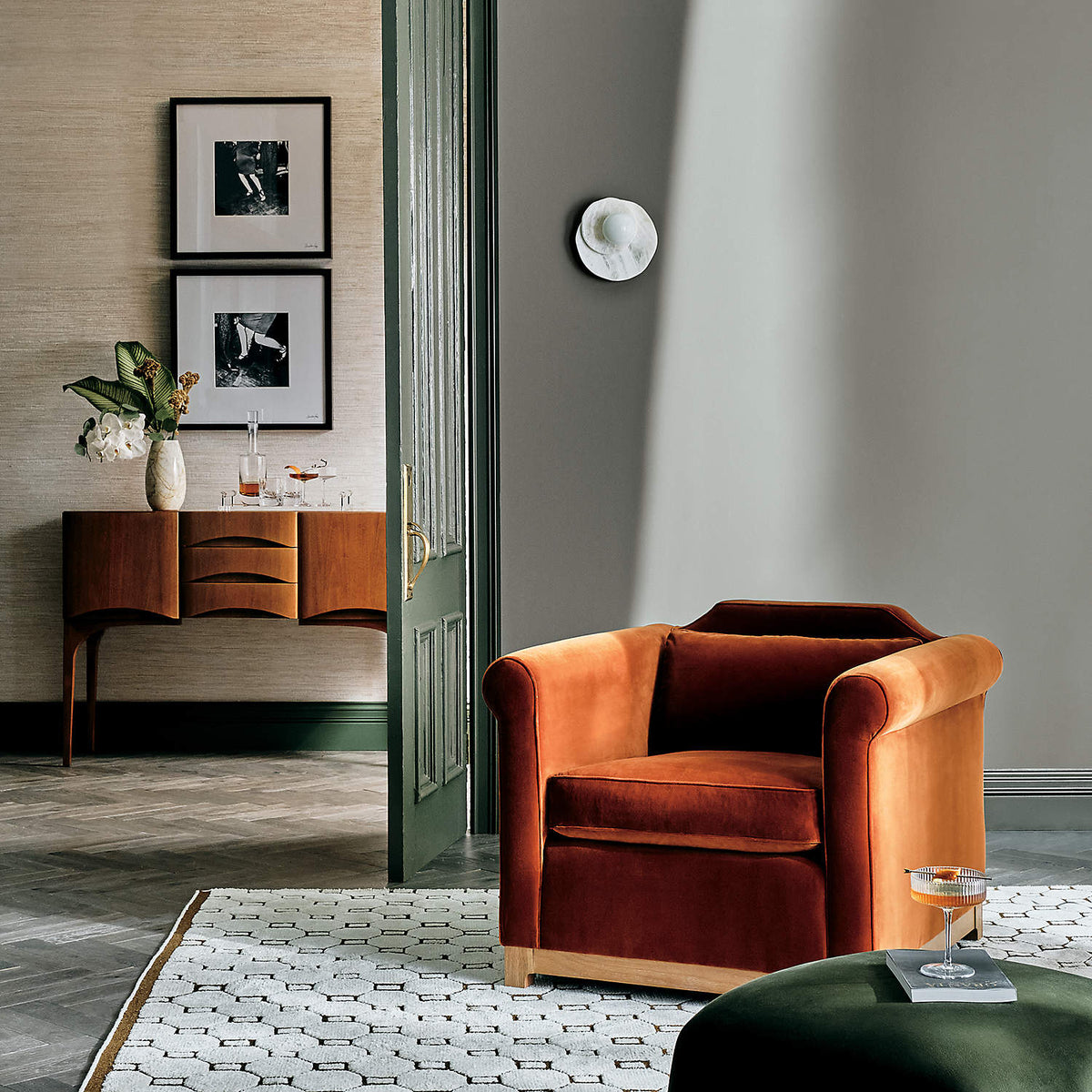 Alorarae wandlamp met organisch albasten basis en bolvormige kap