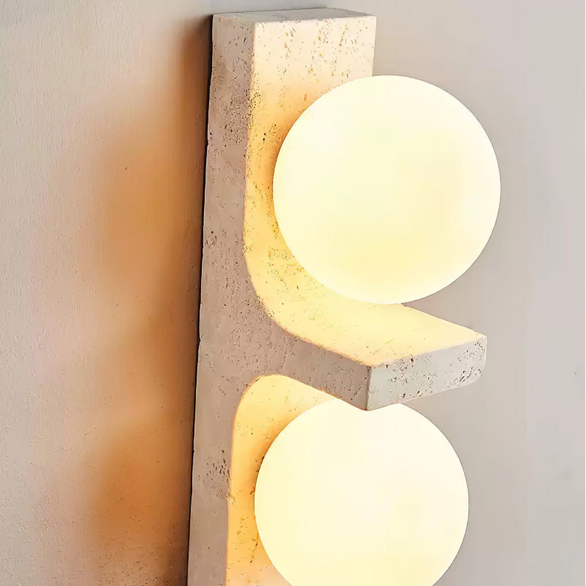 Eirikuvys moderne wandlamp met organisch travertin in minimalistische stijl