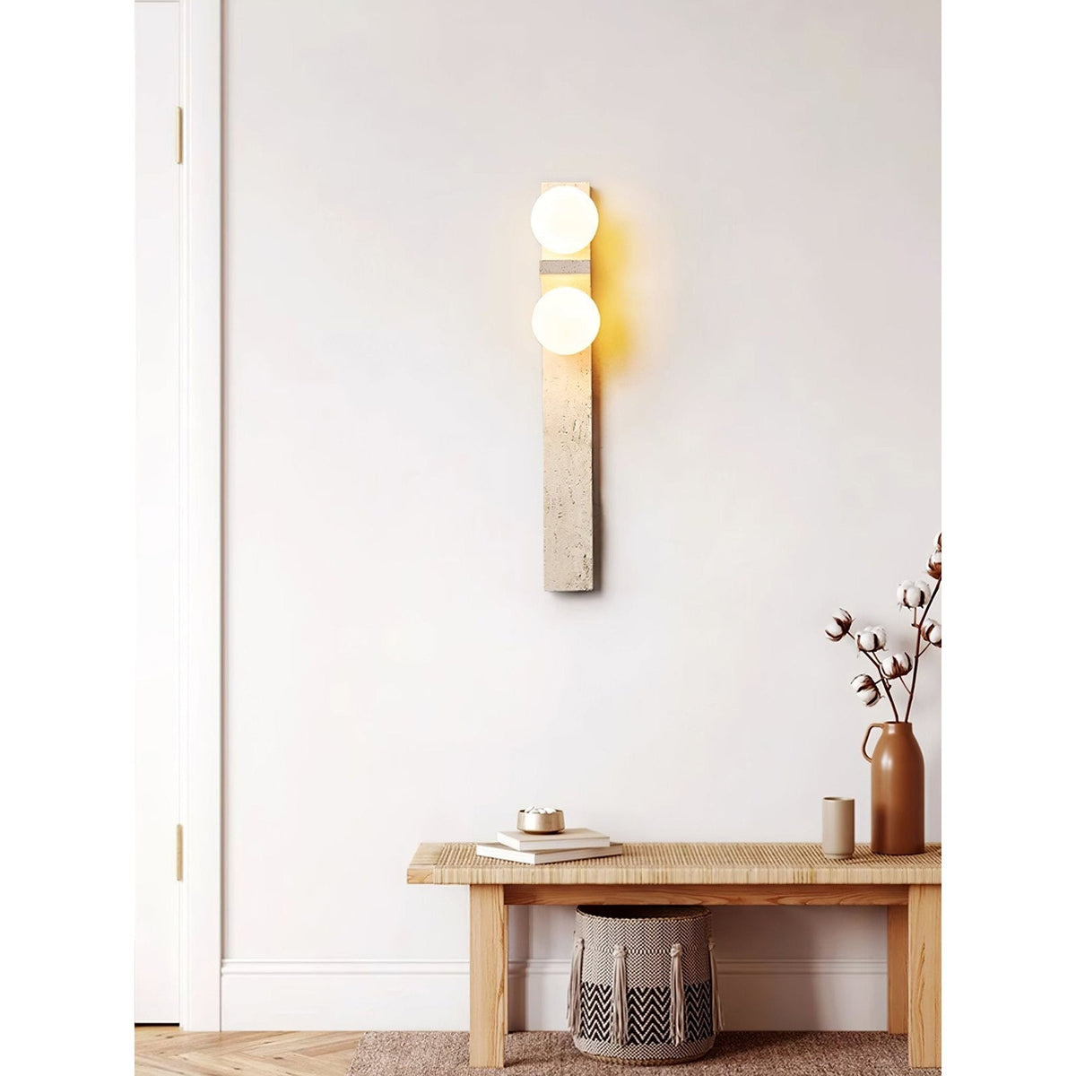 Eirikuvys moderne wandlamp met organisch travertin in minimalistische stijl