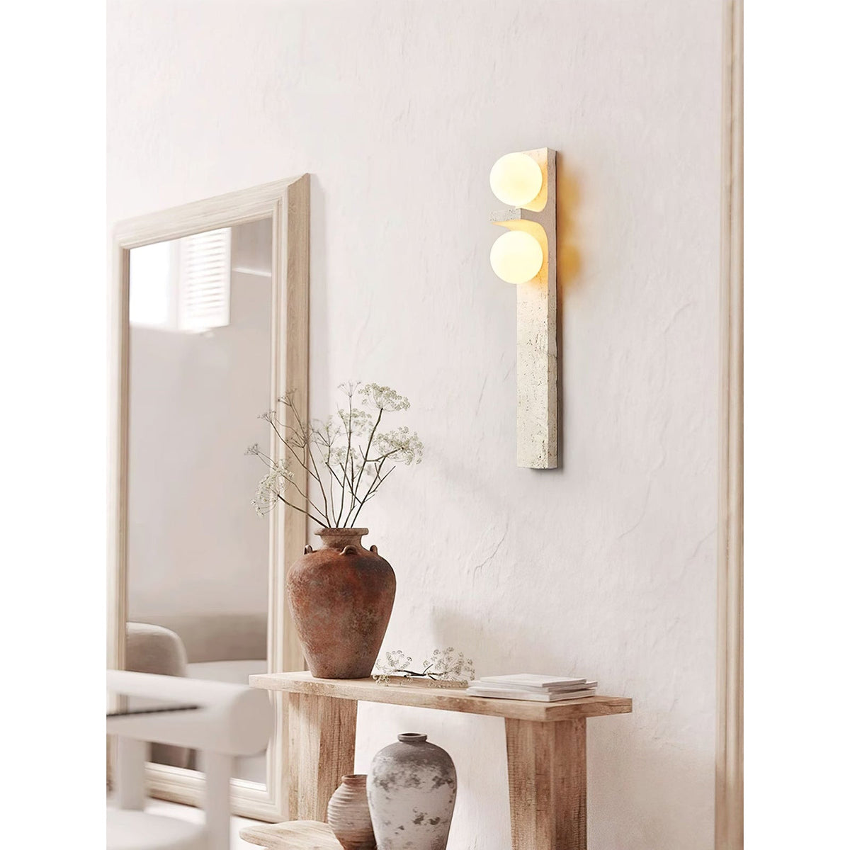 Eirikuvys moderne wandlamp met organisch travertin in minimalistische stijl