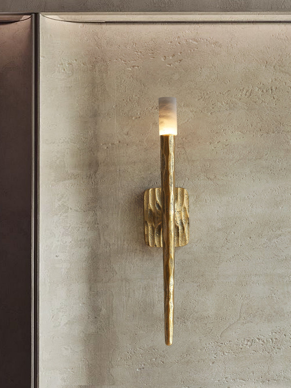 Julius wandlamp met albasten kap in cilindervormige minimalistische stijl