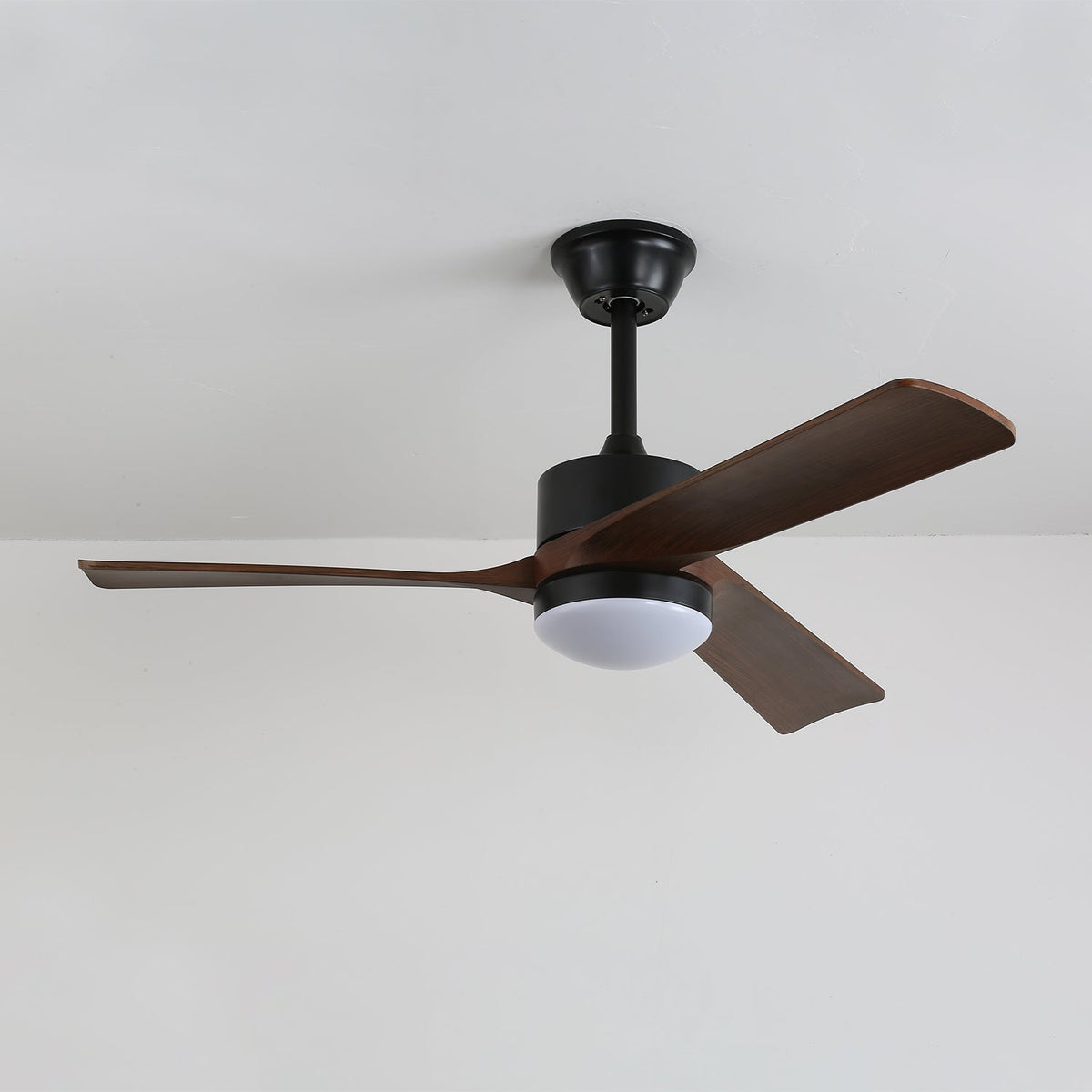 Evraeis Moderne plafondventilator met verlichting van walnoothout