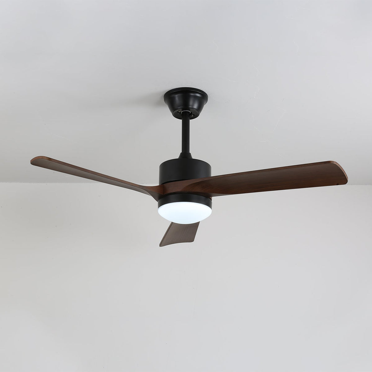 Evraeis Moderne plafondventilator met verlichting van walnoothout