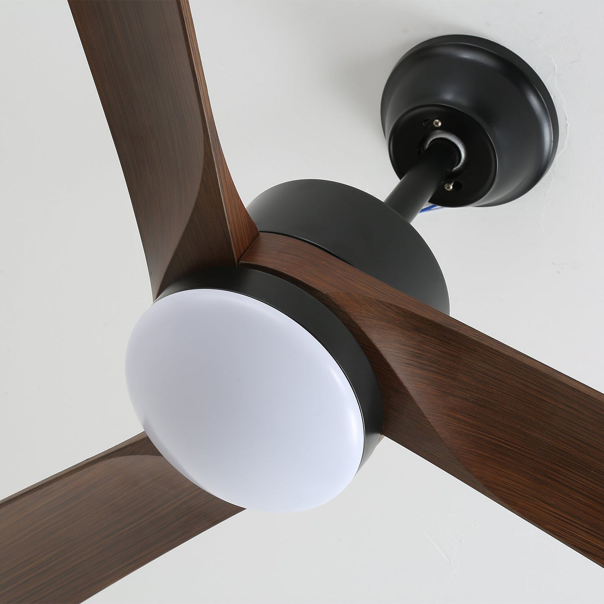 Evraeis Moderne plafondventilator met verlichting van walnoothout