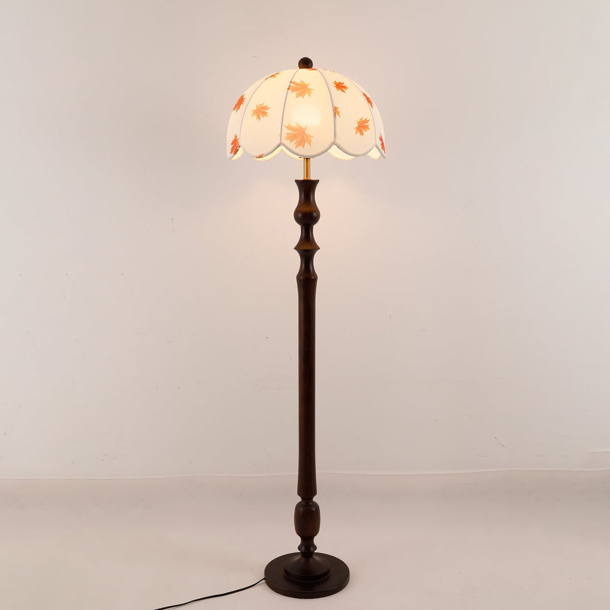 Mapler houten vloerlamp met elegante stoffen kap