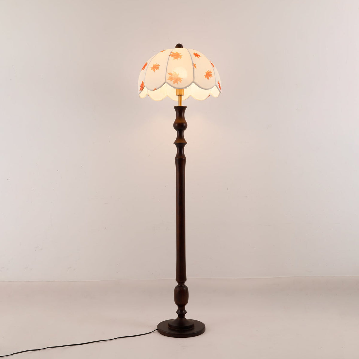 Mapler houten vloerlamp met elegante stoffen kap