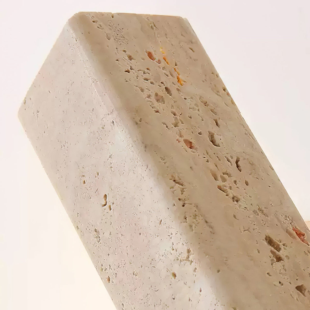 Ostruvyo moderne minimalistische wandlamp van walnoot en travertin