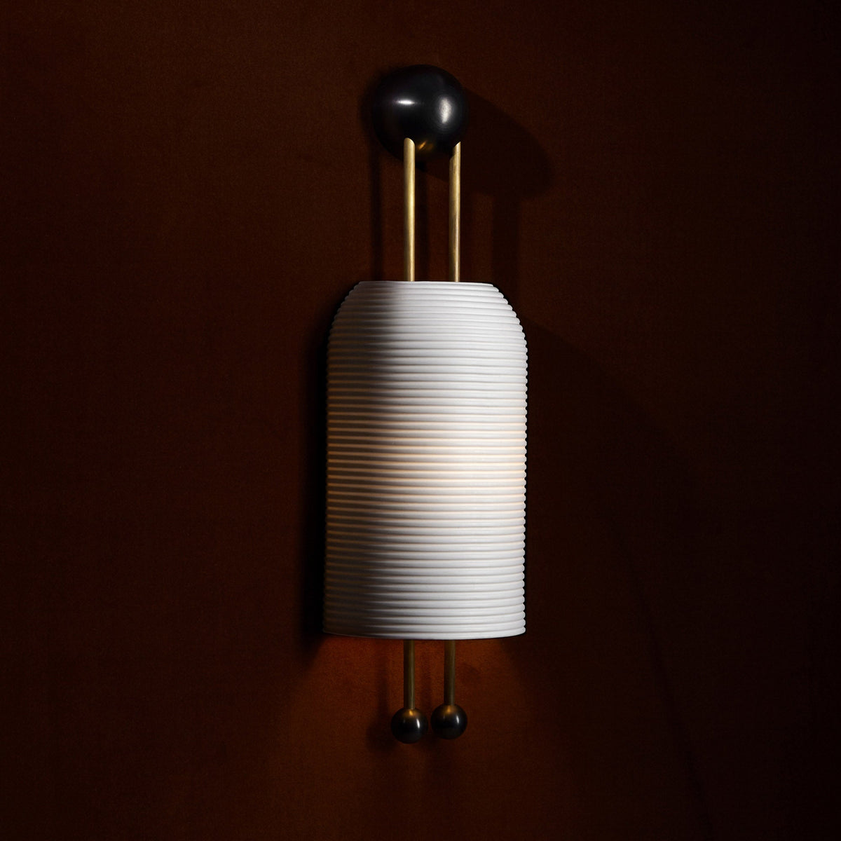 Bly wandlamp van glas met Kap van en Goudkleurige Staven