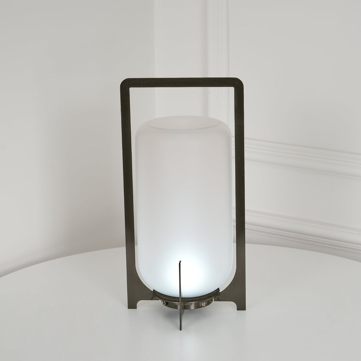 Orinenelle staal kunststof minimalistische tafellamp