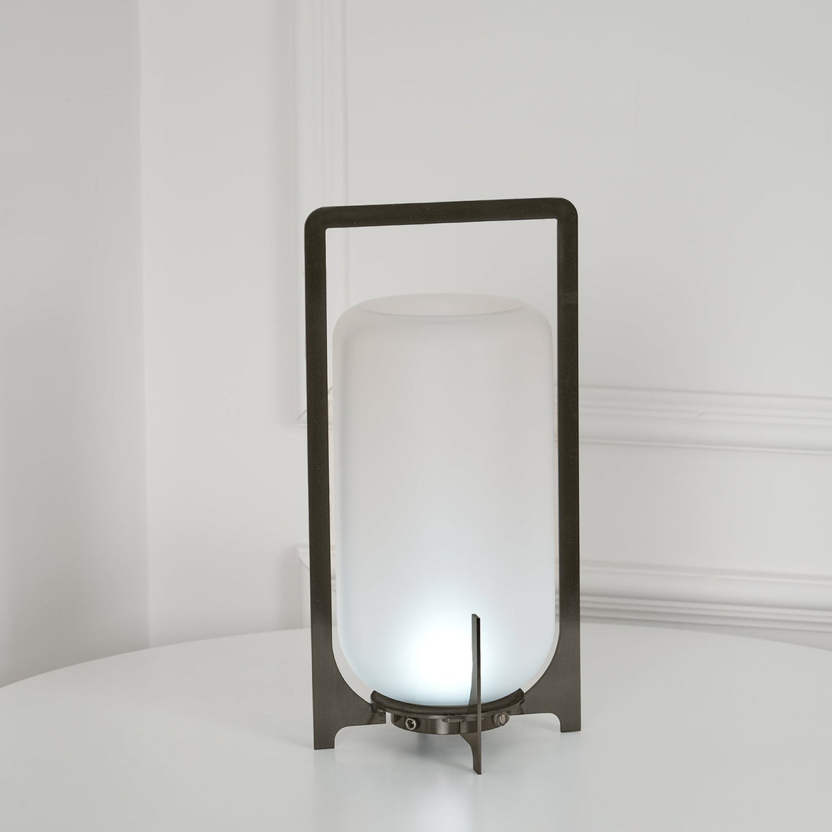 Orinenelle staal kunststof minimalistische tafellamp
