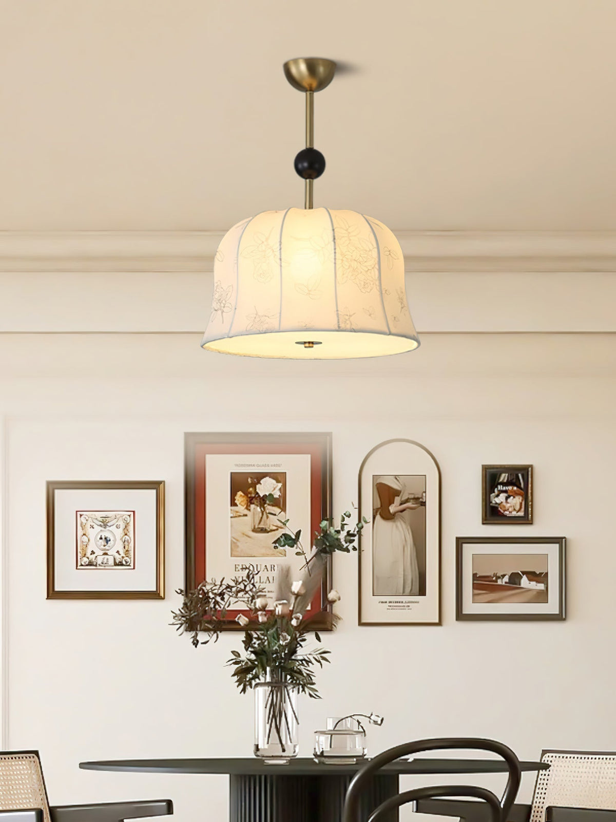 Avnoren Blossom Curve hanglamp van stoffen en hout met gebogen vorm