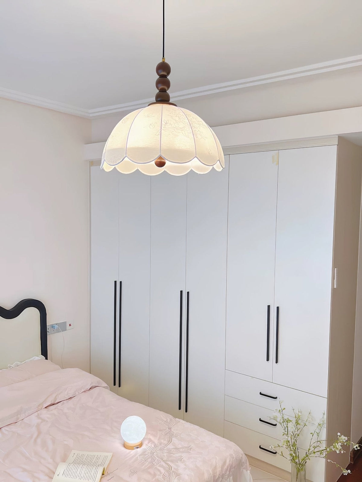 Syphaen Traditionele hanglamp met bloemmotief van textiel en hout
