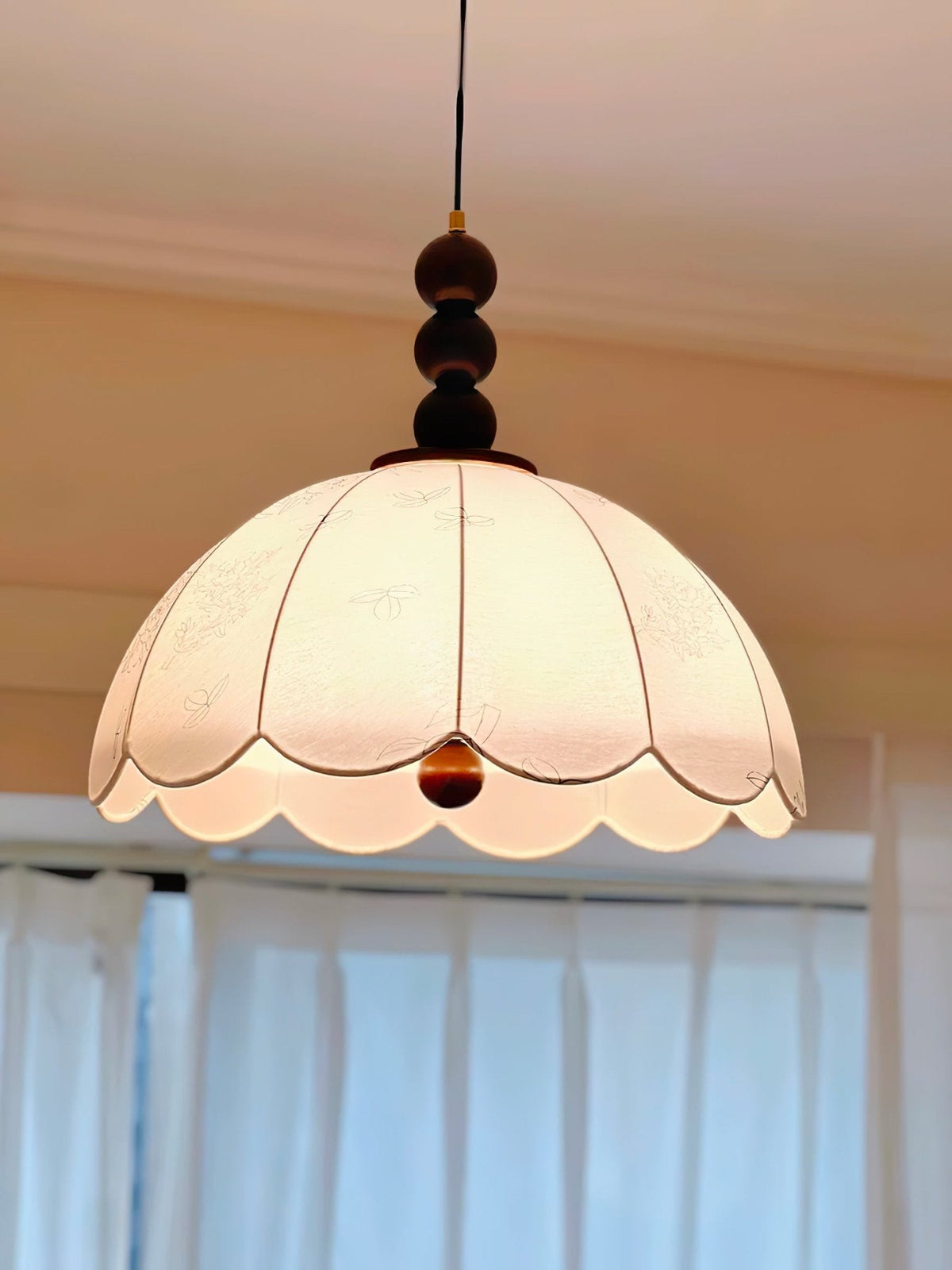 Syphaen Traditionele hanglamp met bloemmotief van textiel en hout