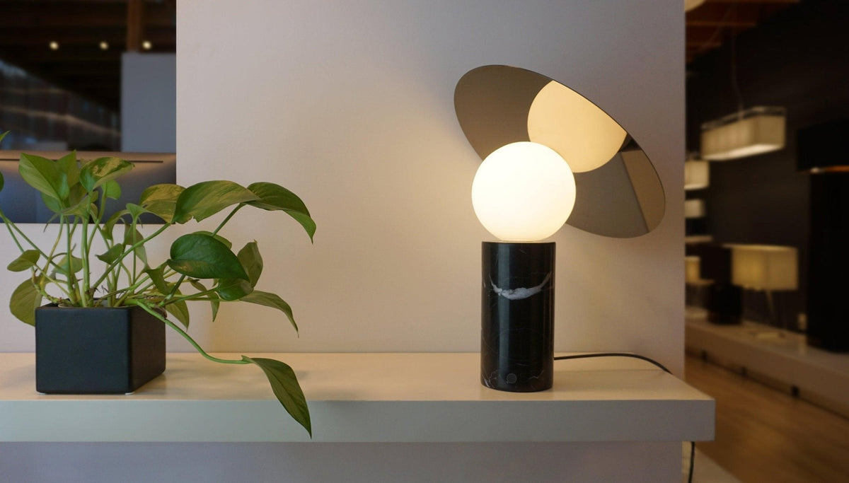 Dila Minimalistische tafellamp van marmer