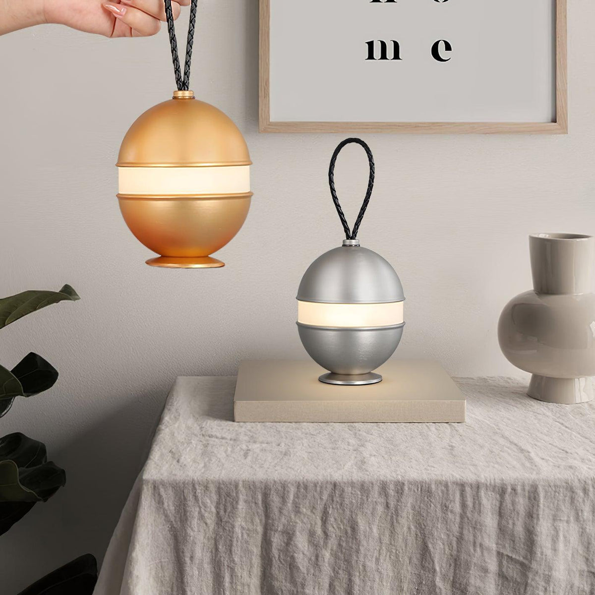 Orbitem tafellamp in geborsteld goud aluminium