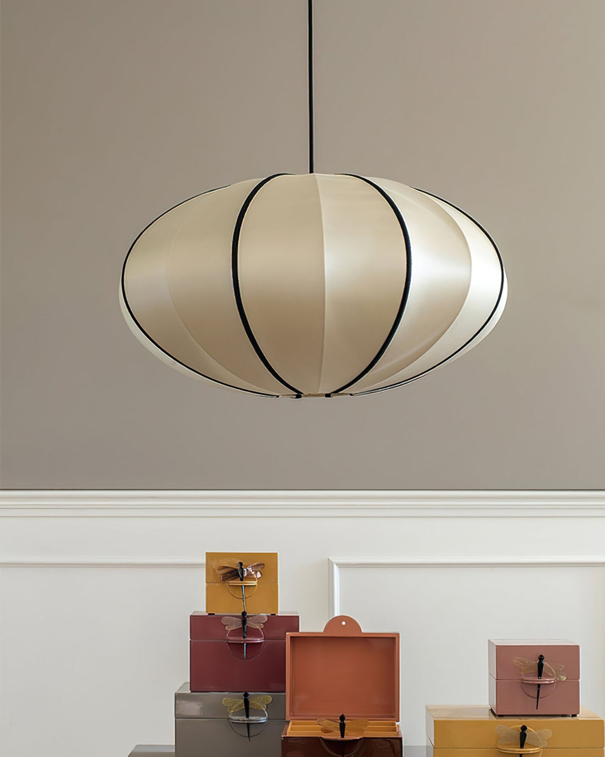 Inez hanglamp van stof met futuristisch ontwerp