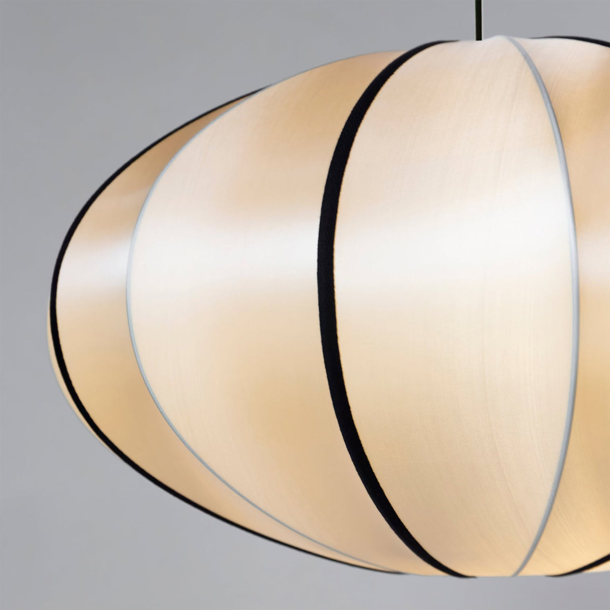 Inez hanglamp van stof met futuristisch ontwerp