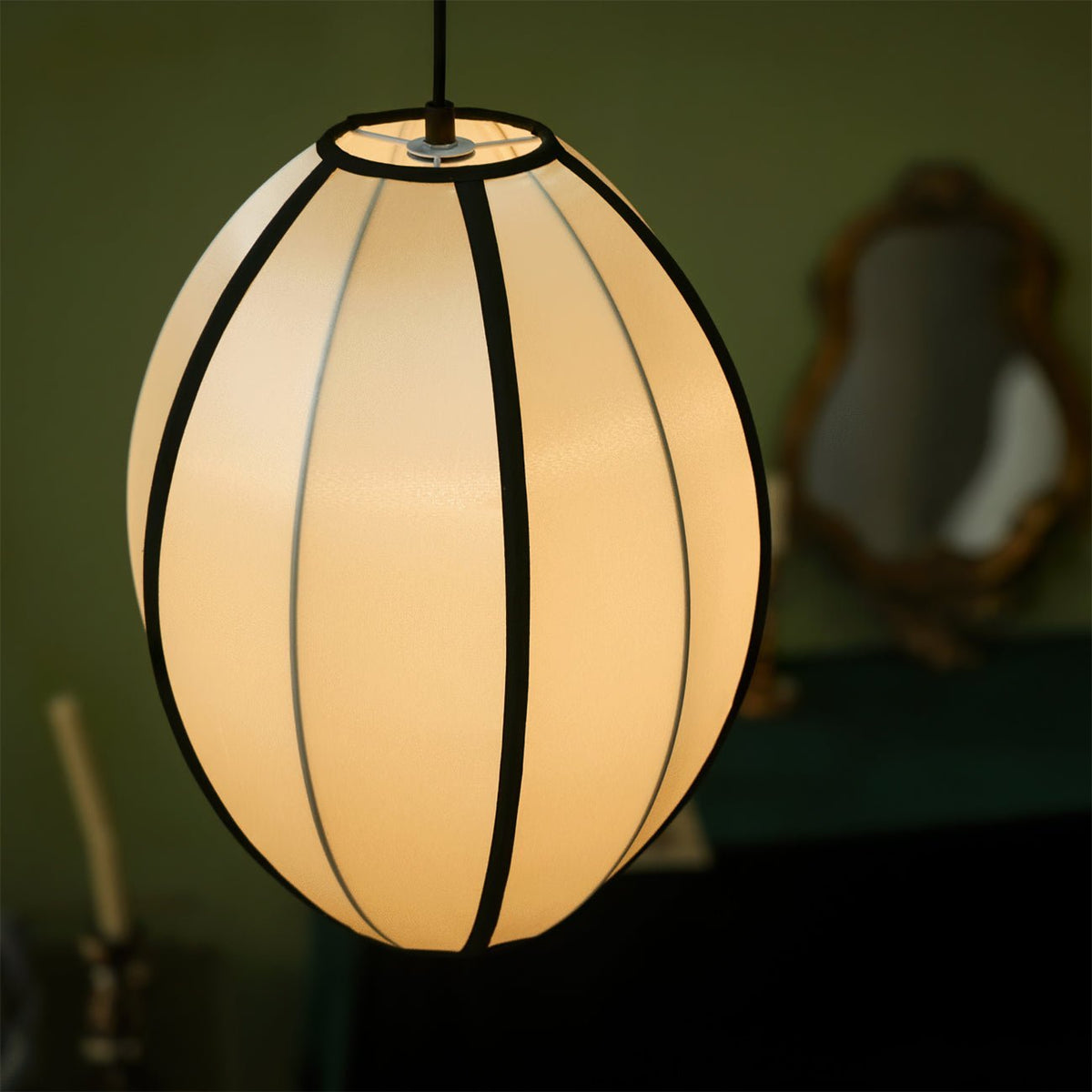 Inez hanglamp van stof met futuristisch ontwerp