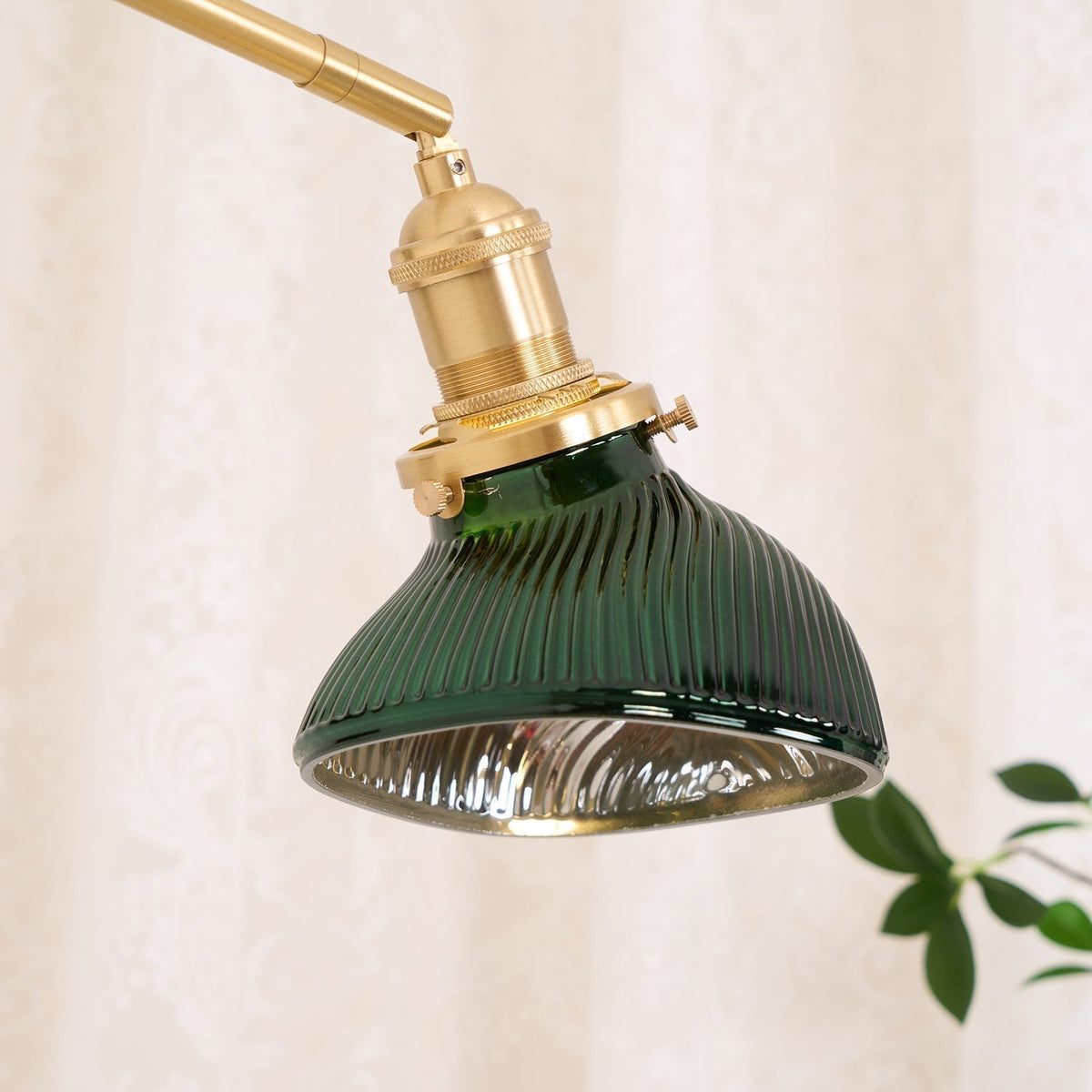 Emeric verstelbare wandlamp met swingarm en groene glazen kap