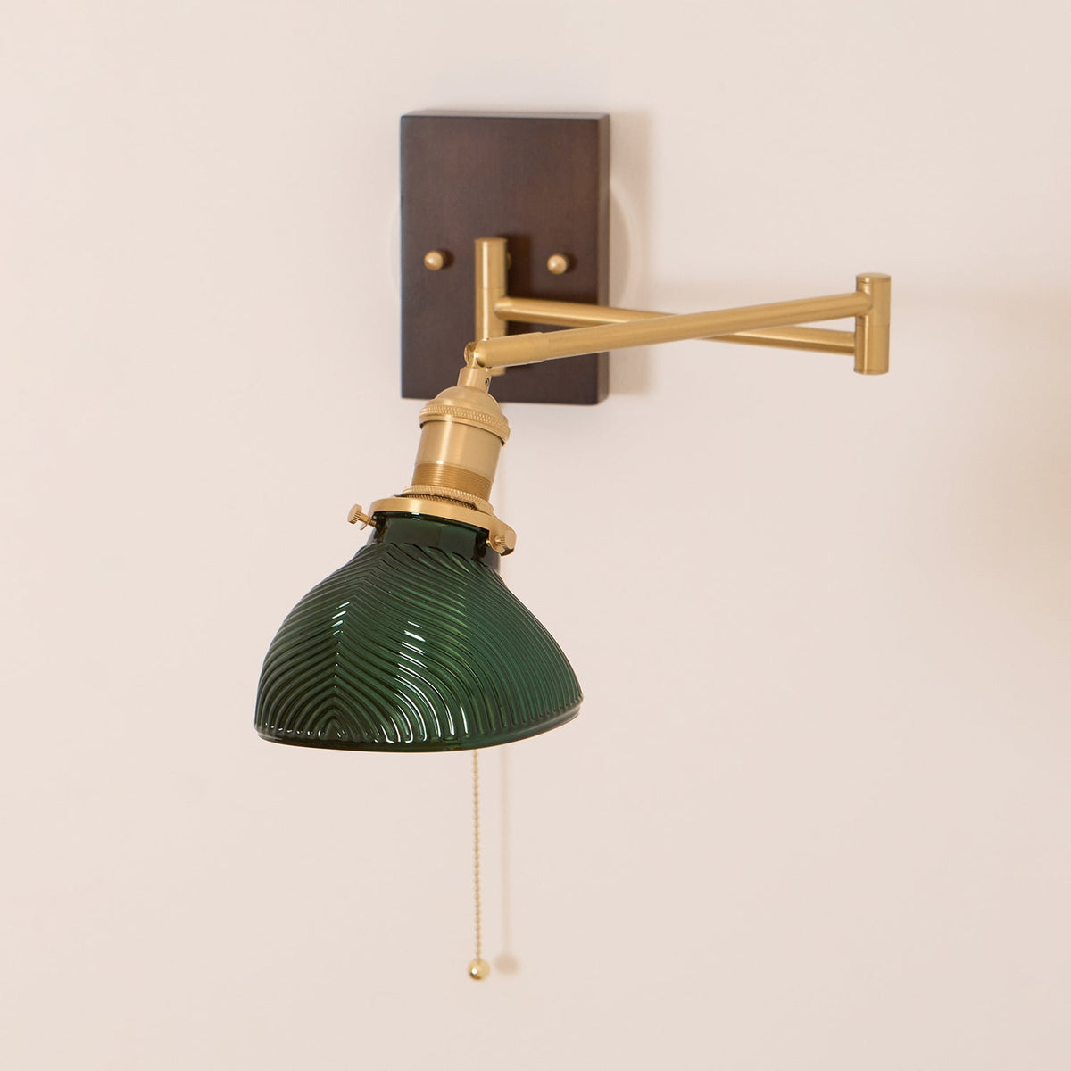 Emeric verstelbare wandlamp met swingarm en groene glazen kap