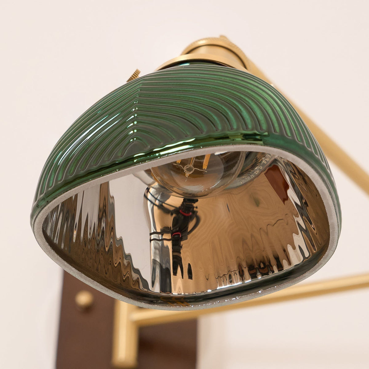 Emeric verstelbare wandlamp met swingarm en groene glazen kap