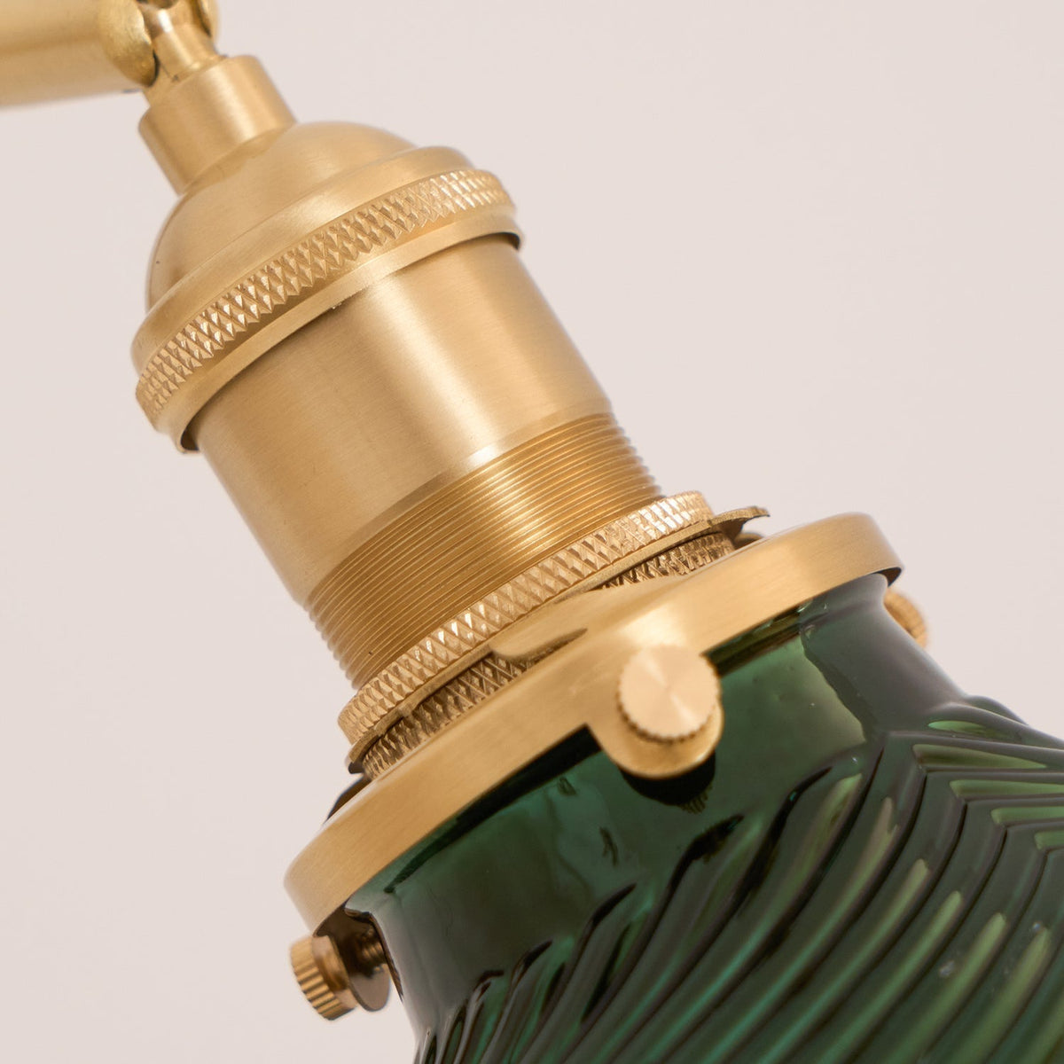 Emeric verstelbare wandlamp met swingarm en groene glazen kap