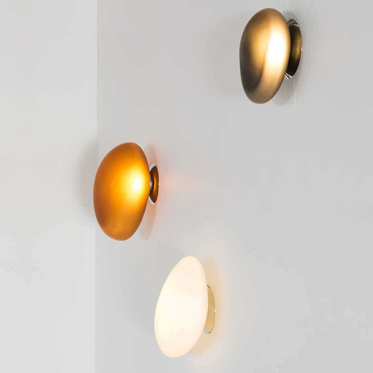 Eirinina wandlamp met bolvormig glas