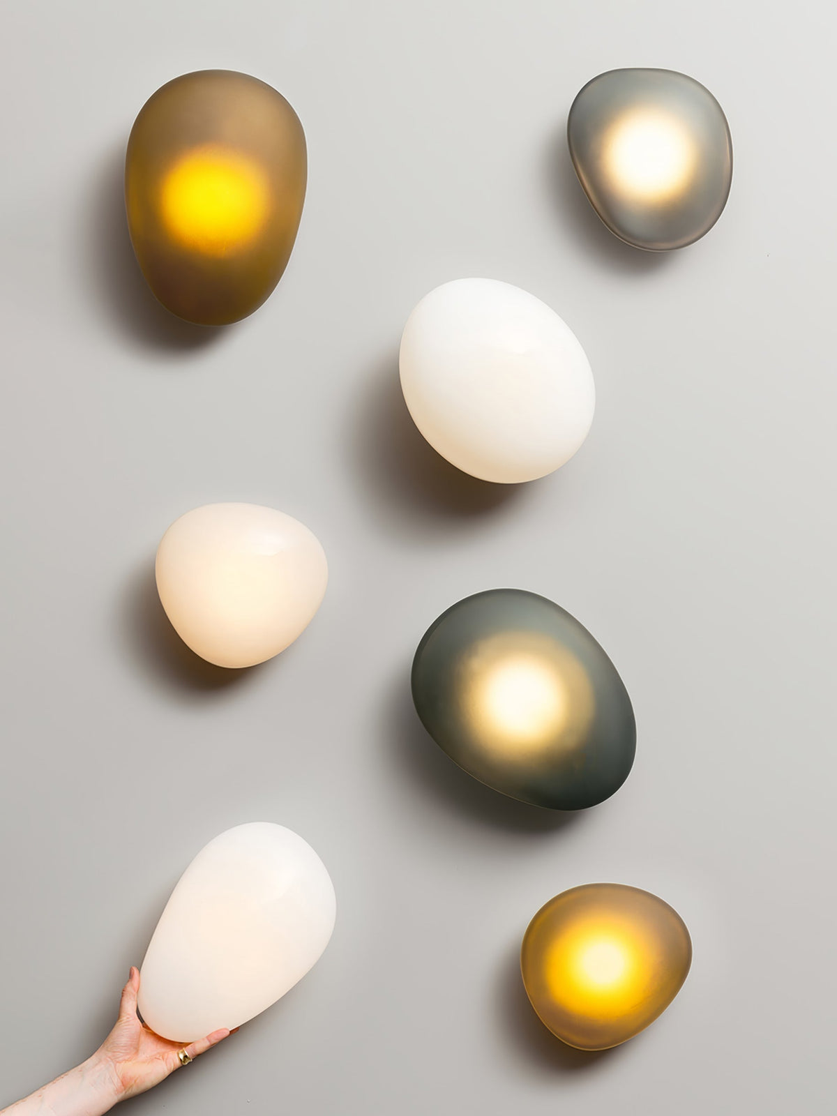 Eirinina wandlamp met bolvormig glas