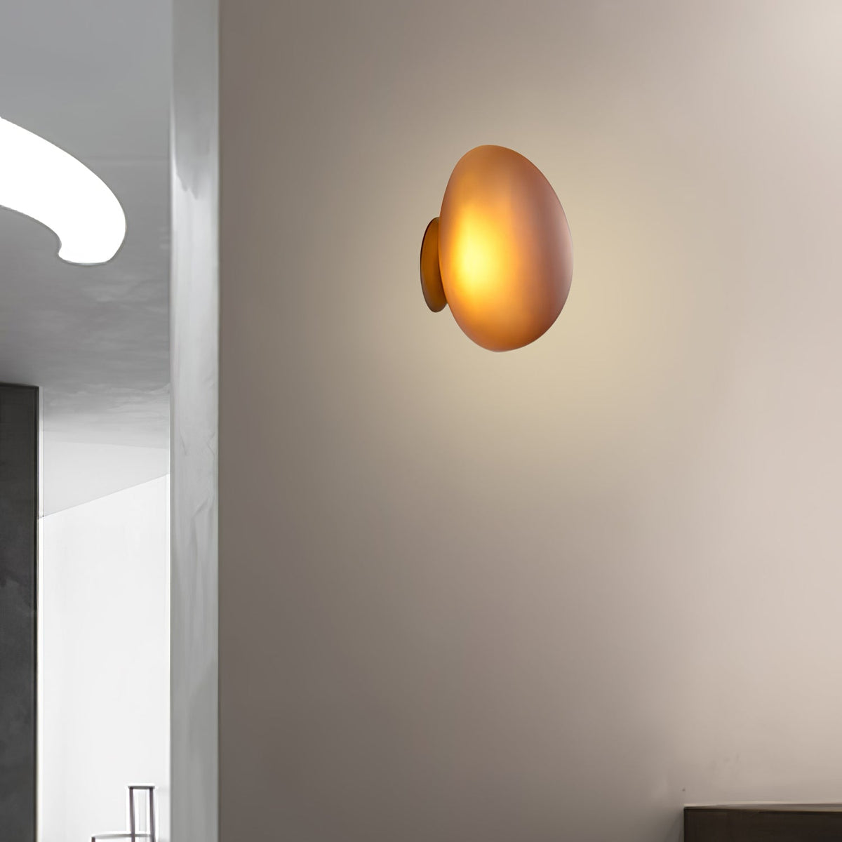 Eirinina wandlamp met bolvormig glas