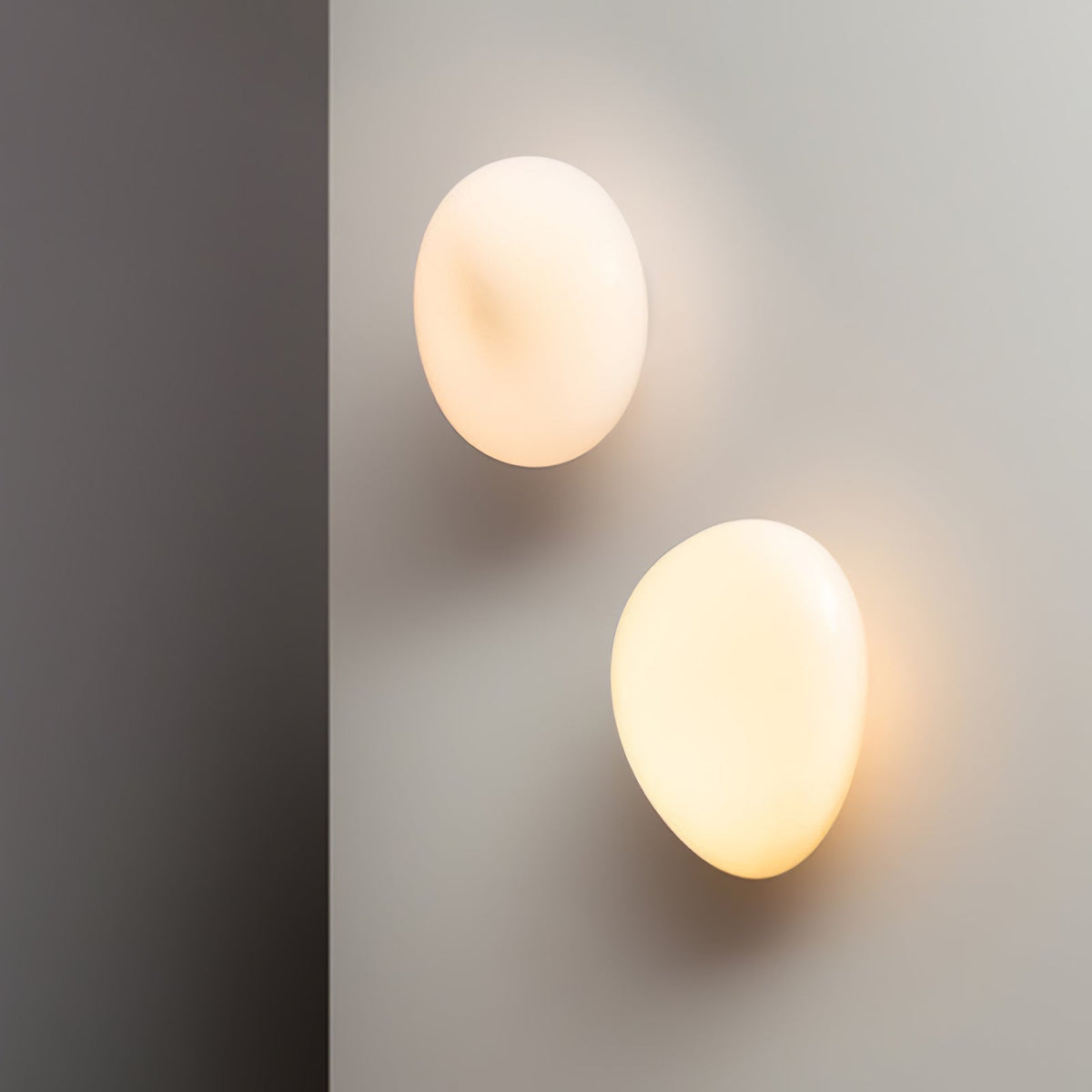 Eirinina wandlamp met bolvormig glas