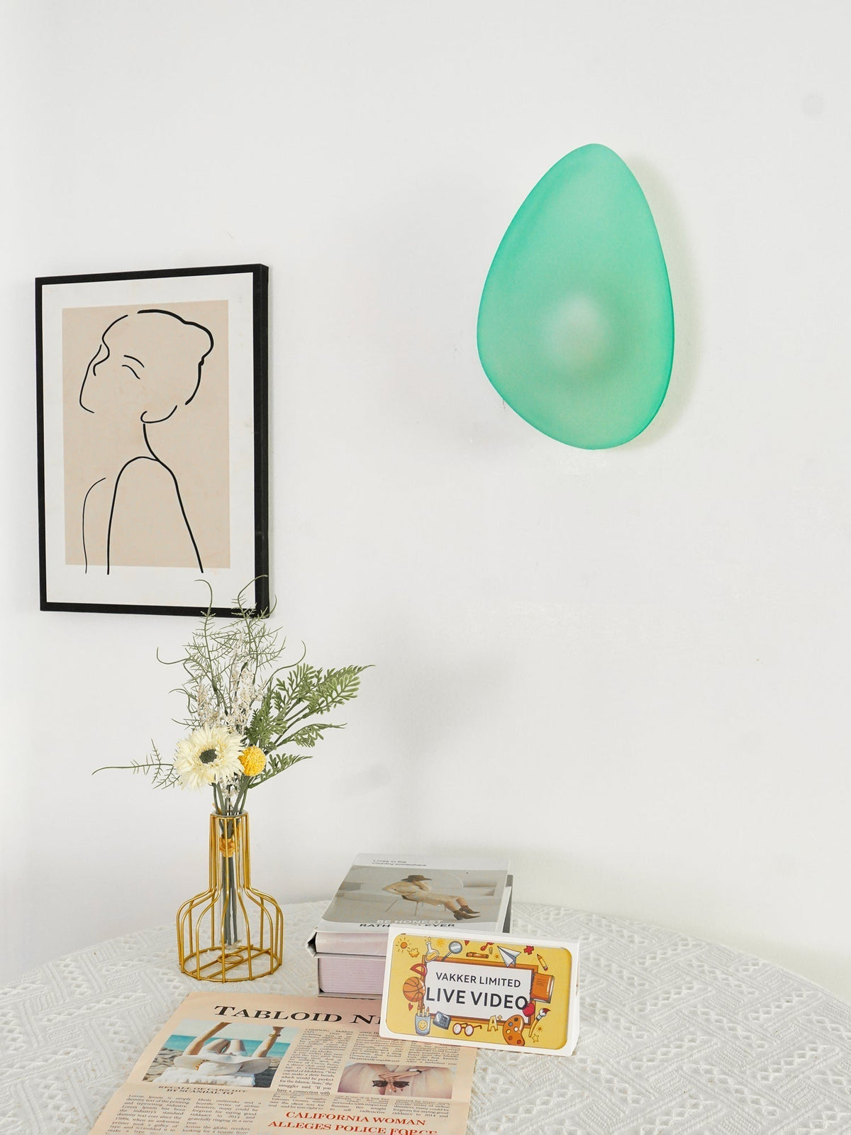 Eirinina wandlamp met bolvormig glas