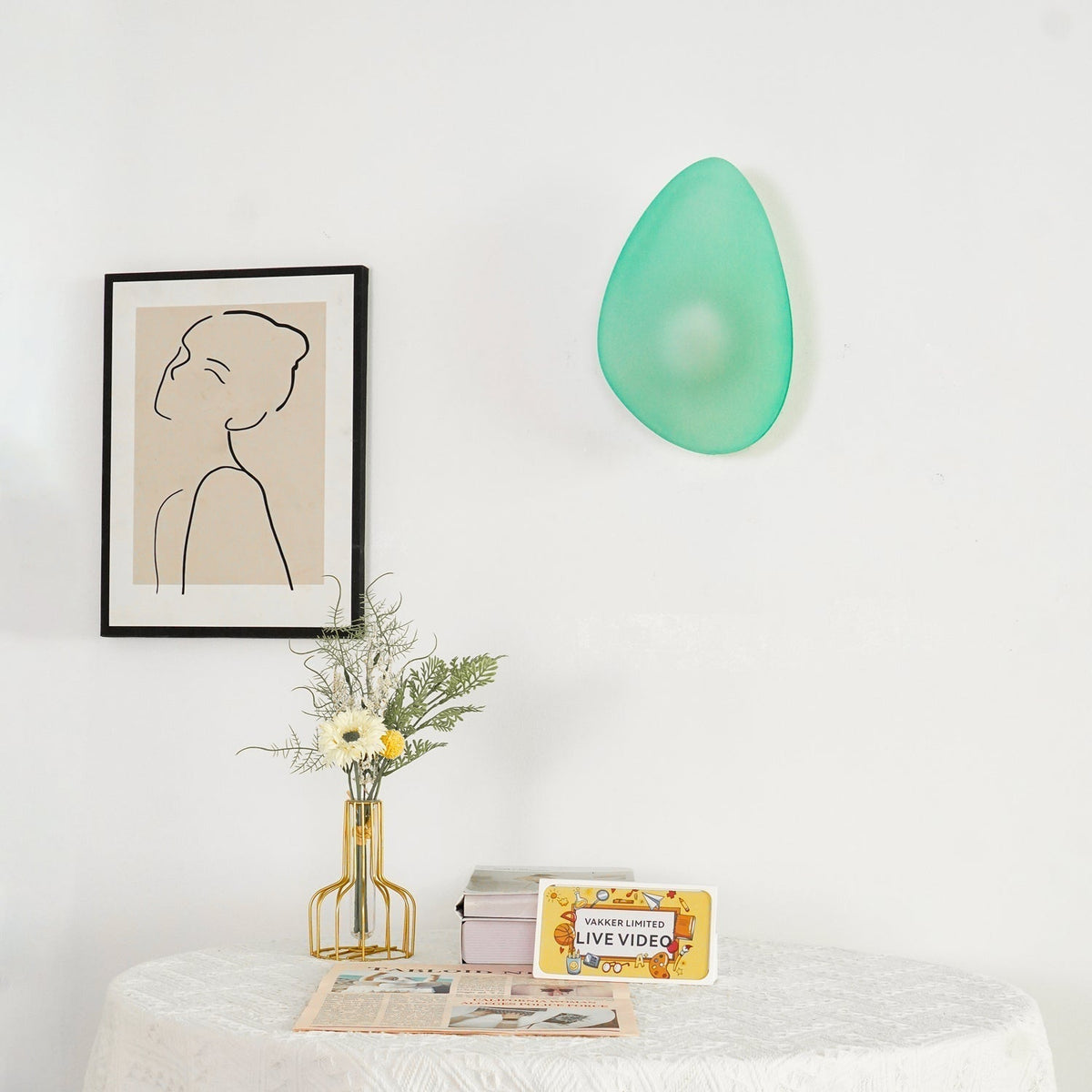 Eirinina wandlamp met bolvormig glas