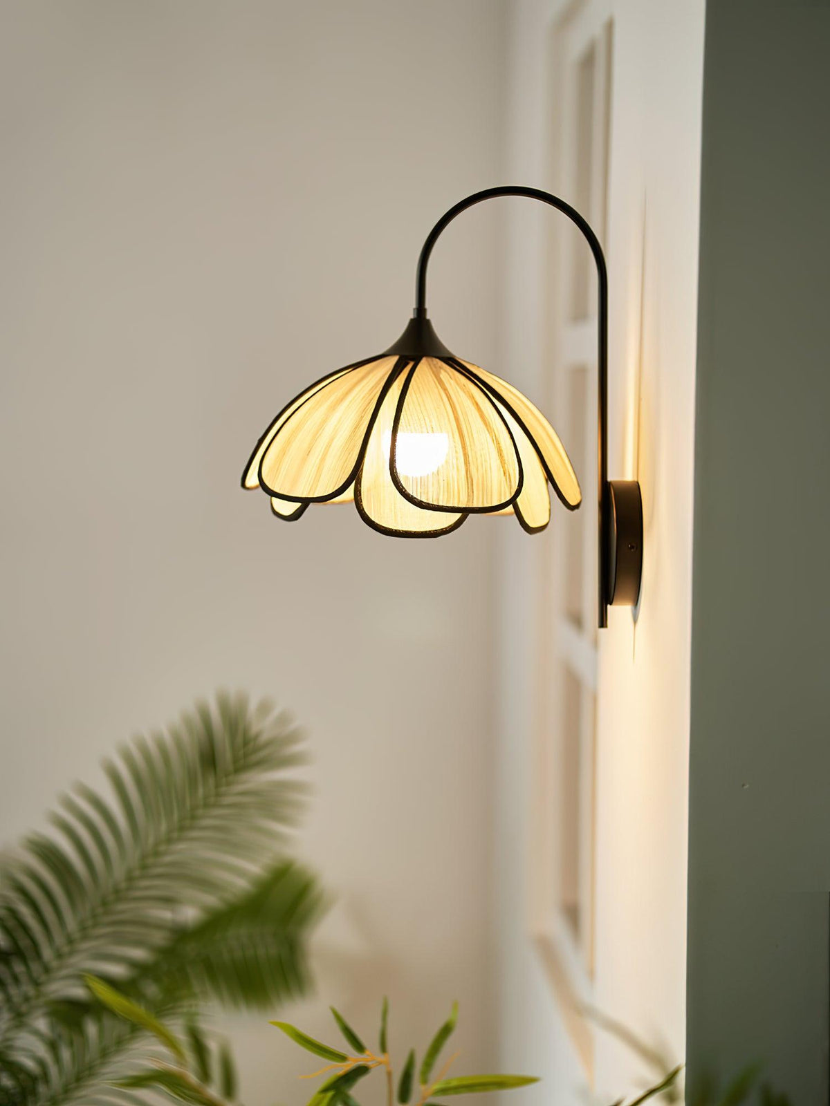 Ivsiliel wandlamp met Natuurlijke Verbrande Bloemblaadjes