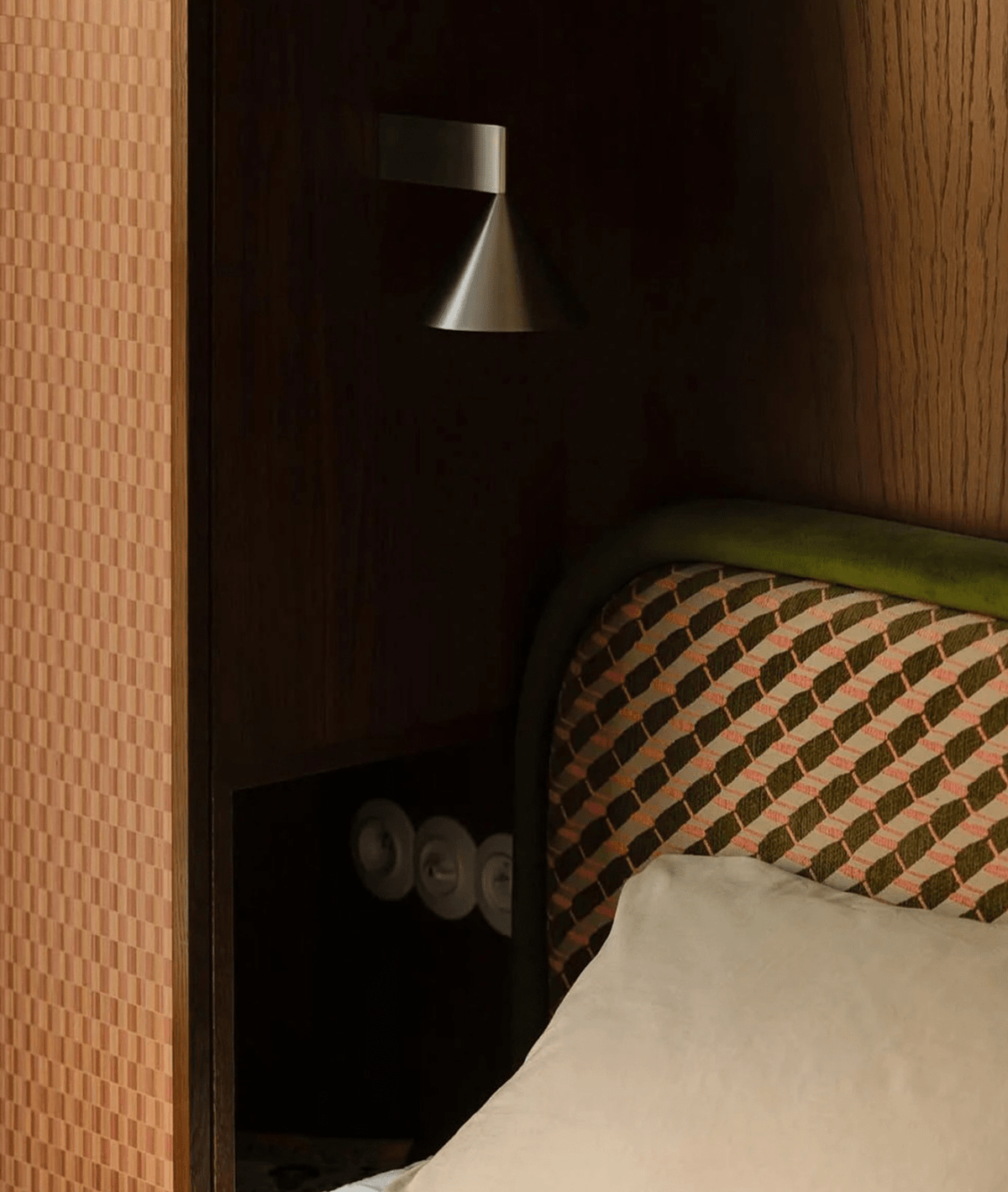 Serevan wandlamp met conische kap in messingafwerking