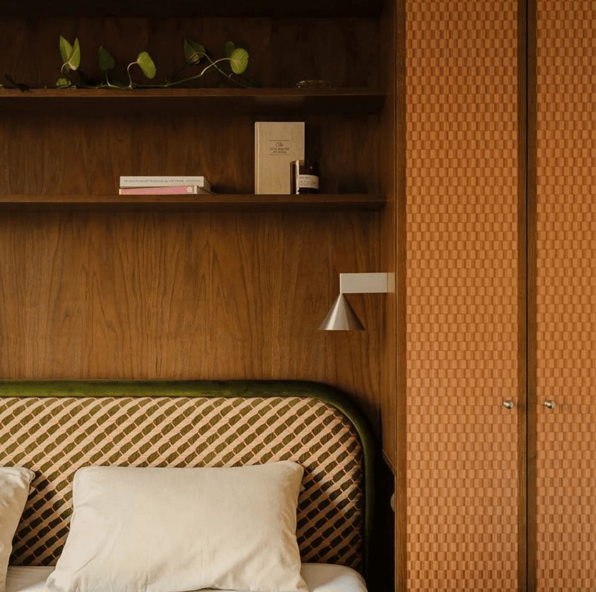Serevan wandlamp met conische kap in messingafwerking