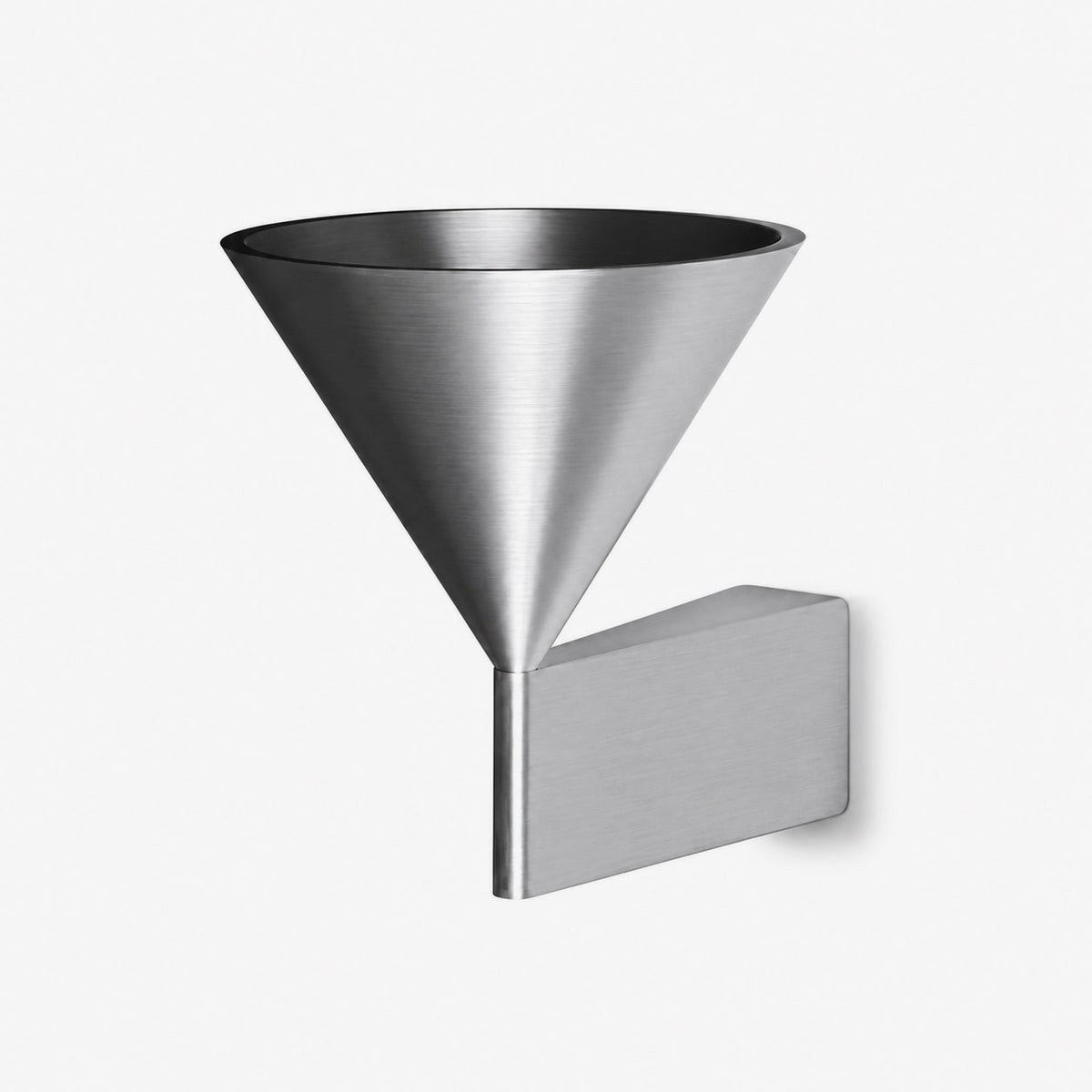 Serevan wandlamp met conische kap in messingafwerking