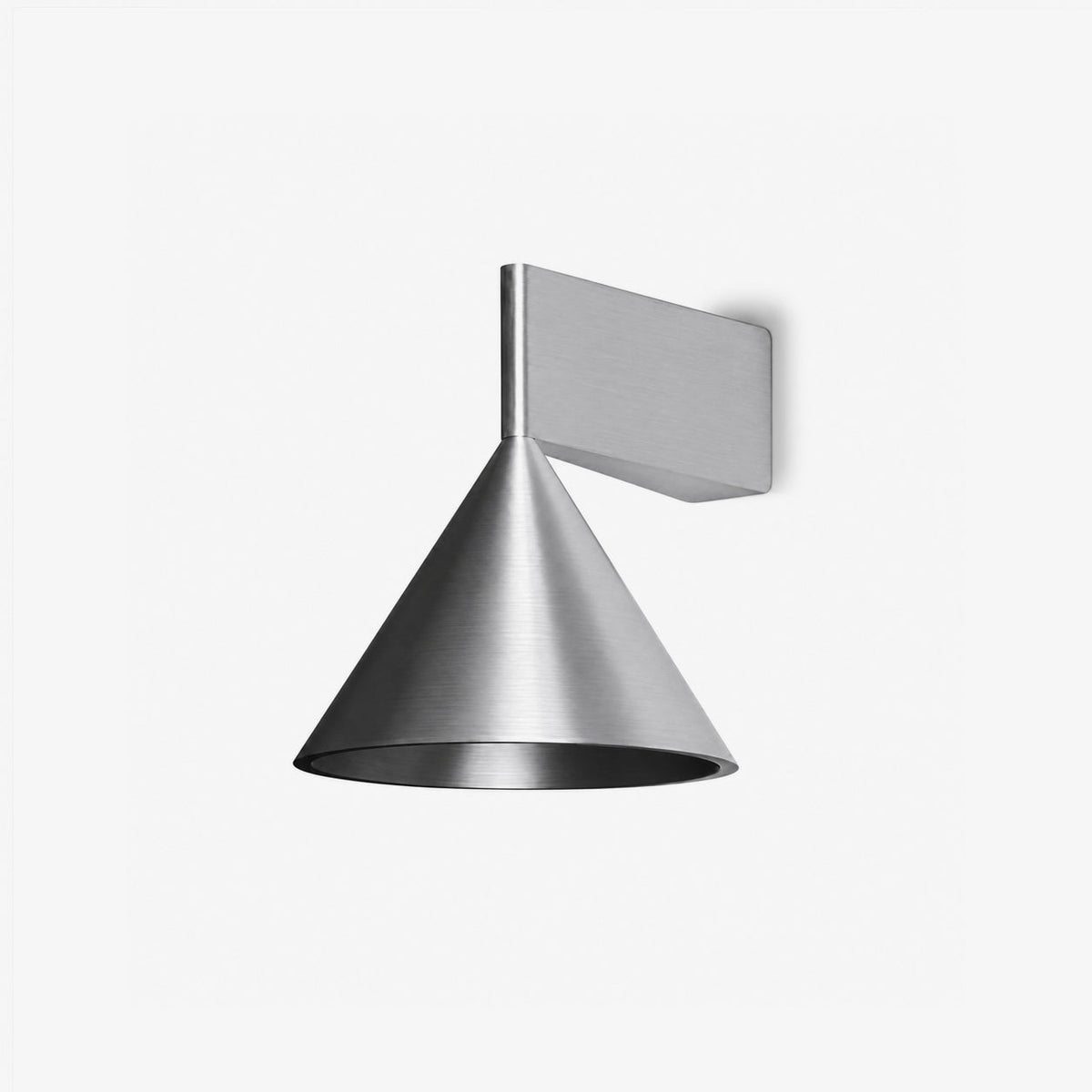 Serevan wandlamp met conische kap in messingafwerking