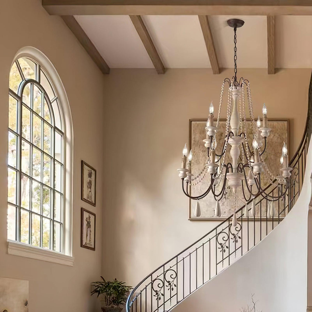 Liorerian Kroonluchter met kaarsvormige lampen, kronkelende armen en houten kralen