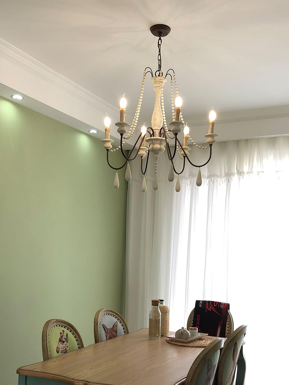 Liorerian Kroonluchter met kaarsvormige lampen, kronkelende armen en houten kralen