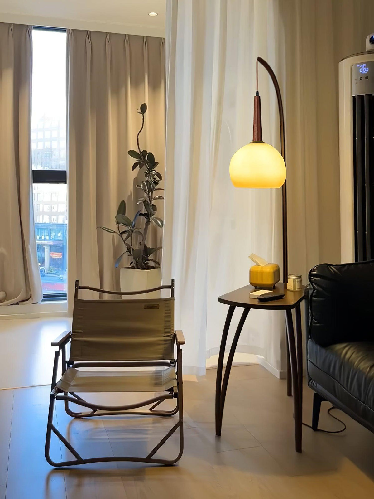 Fior Moderne vloerlamp van walnoothout