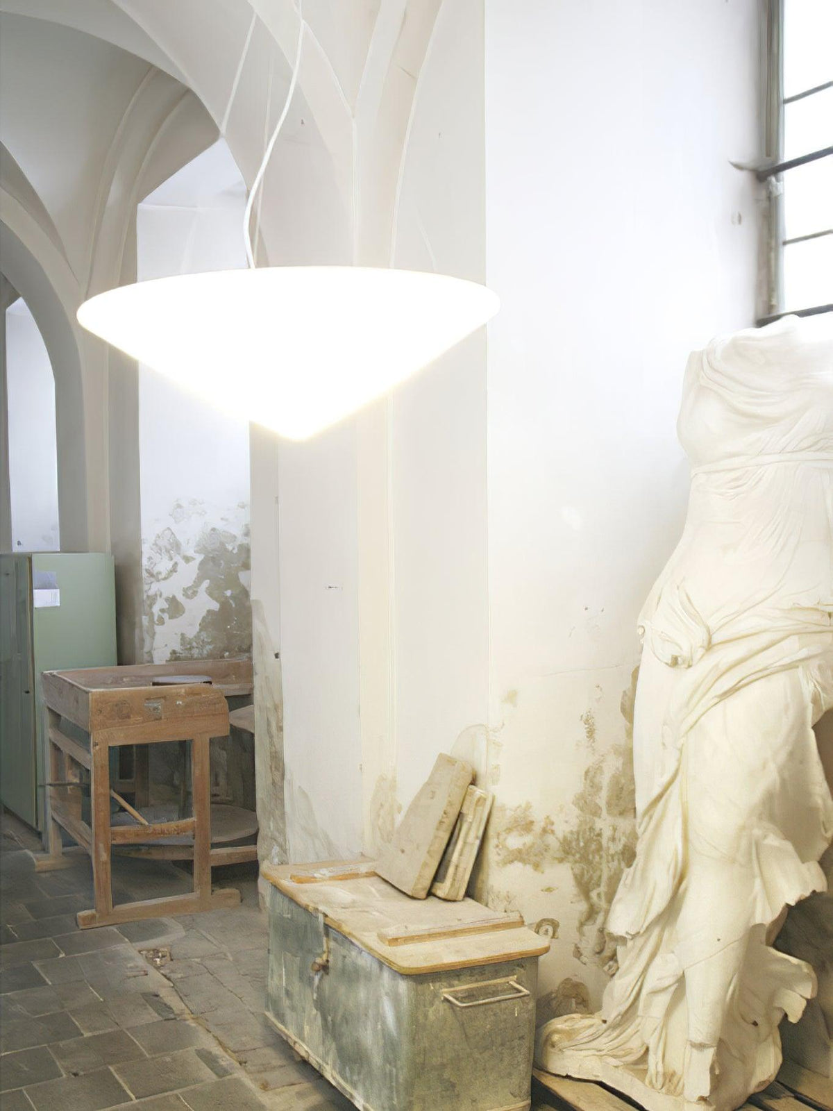 Othian hanglamp polyethyleen gekantelde hoed minimalistisch