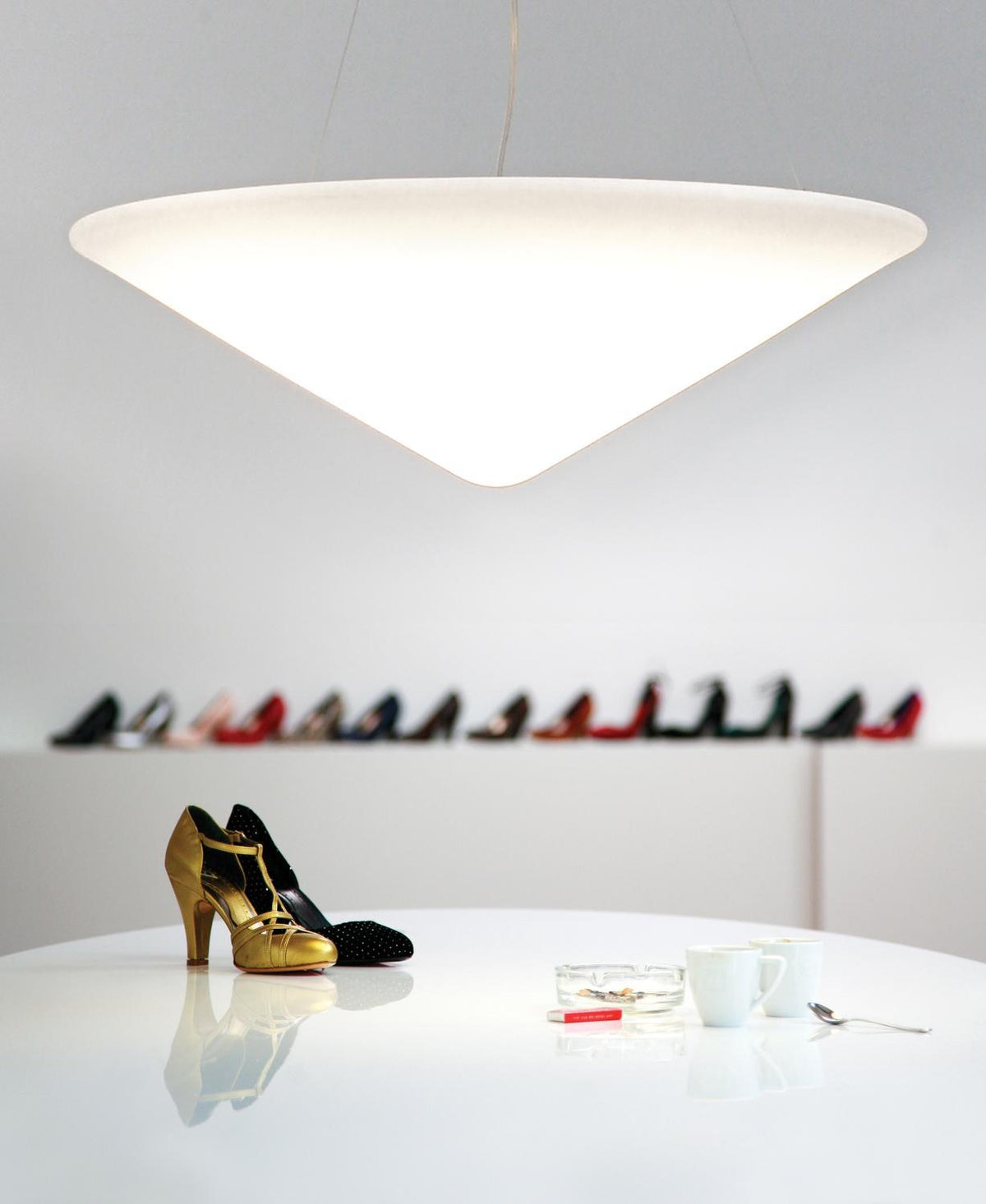 Othian hanglamp polyethyleen gekantelde hoed minimalistisch