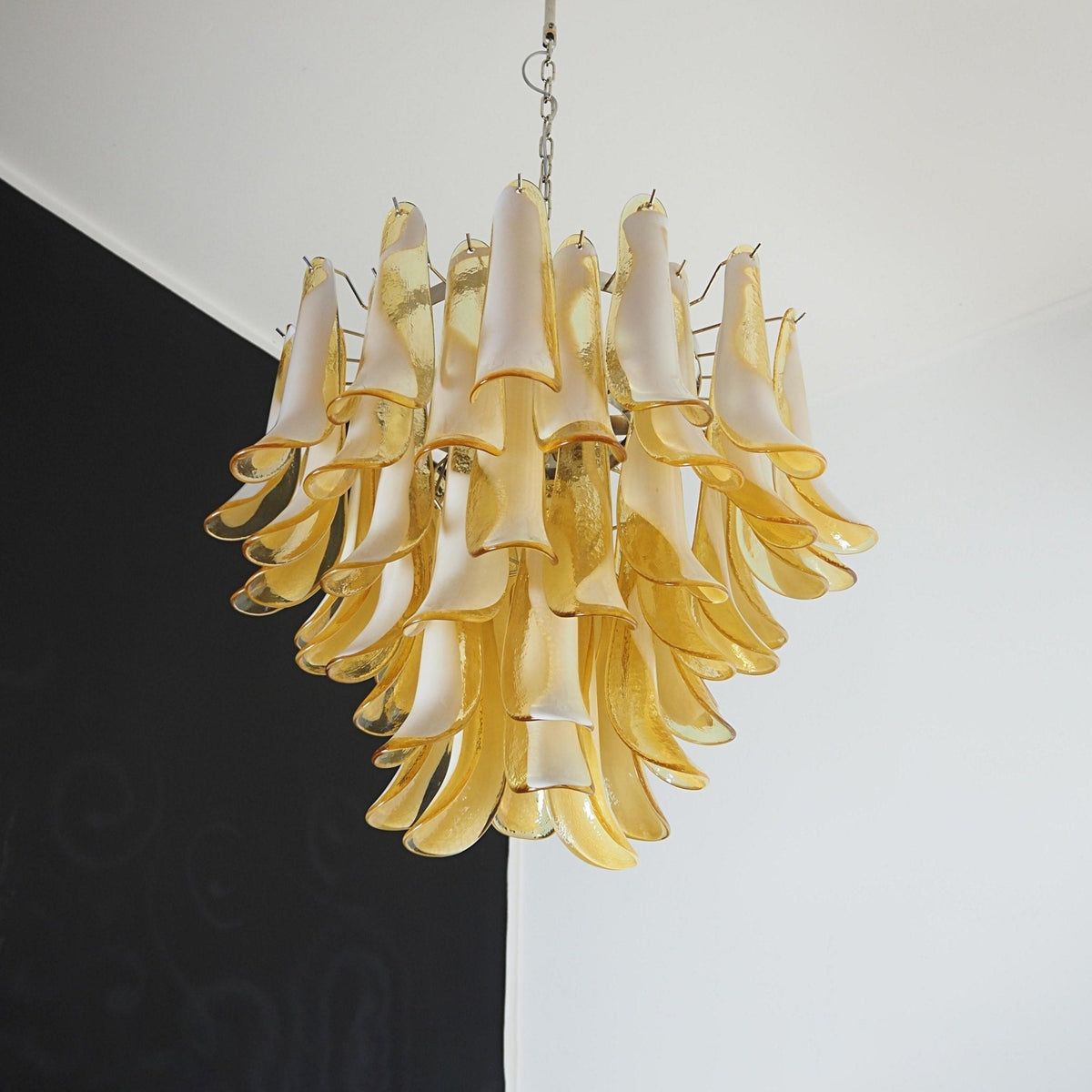 Velelian kroonluchter met gelaagde amber Murano-glas bloemblaadjes