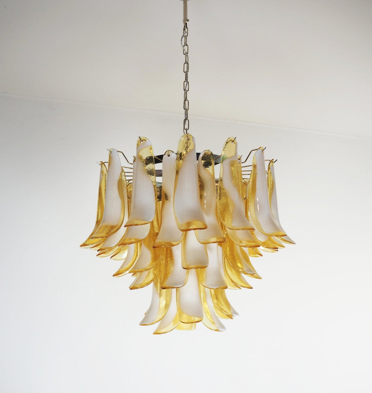 Velelian kroonluchter met gelaagde amber Murano-glas bloemblaadjes
