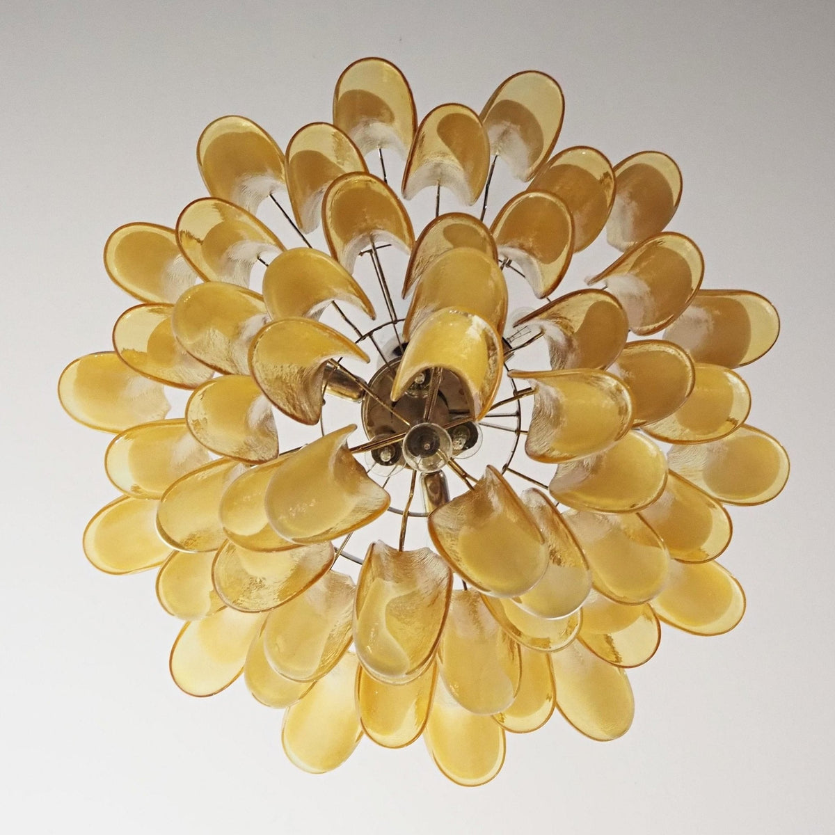 Velelian kroonluchter met gelaagde amber Murano-glas bloemblaadjes