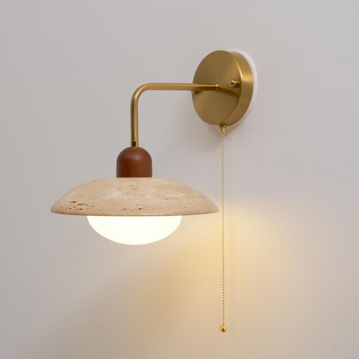 Leto wandlamp van travertin met goudkleurige afwerking en walnoot