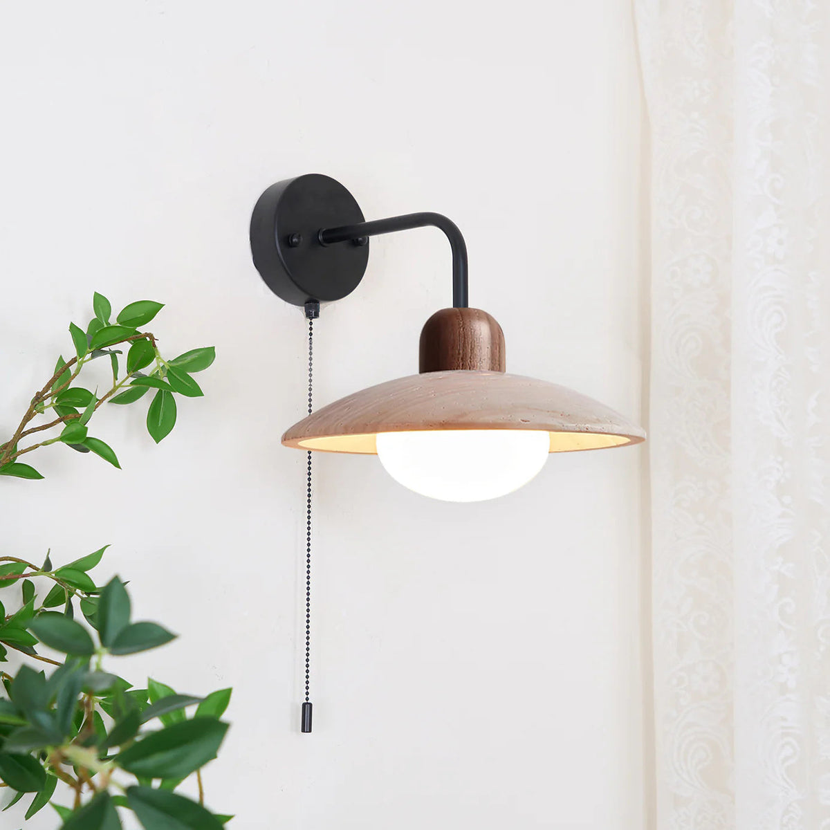 Leto wandlamp van travertin met goudkleurige afwerking en walnoot