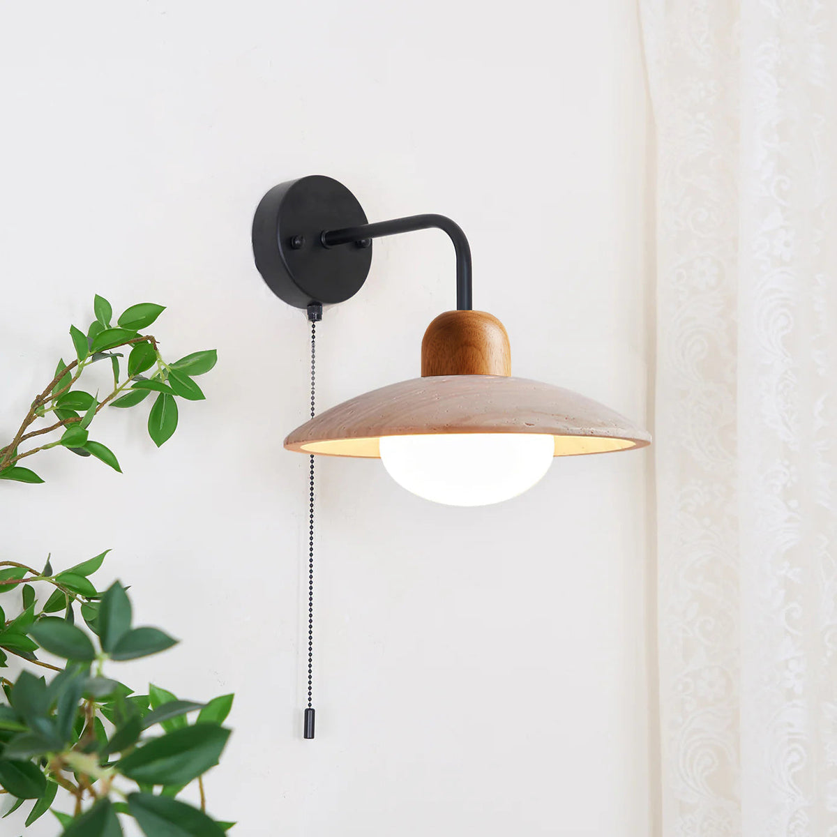 Leto wandlamp van travertin met goudkleurige afwerking en walnoot