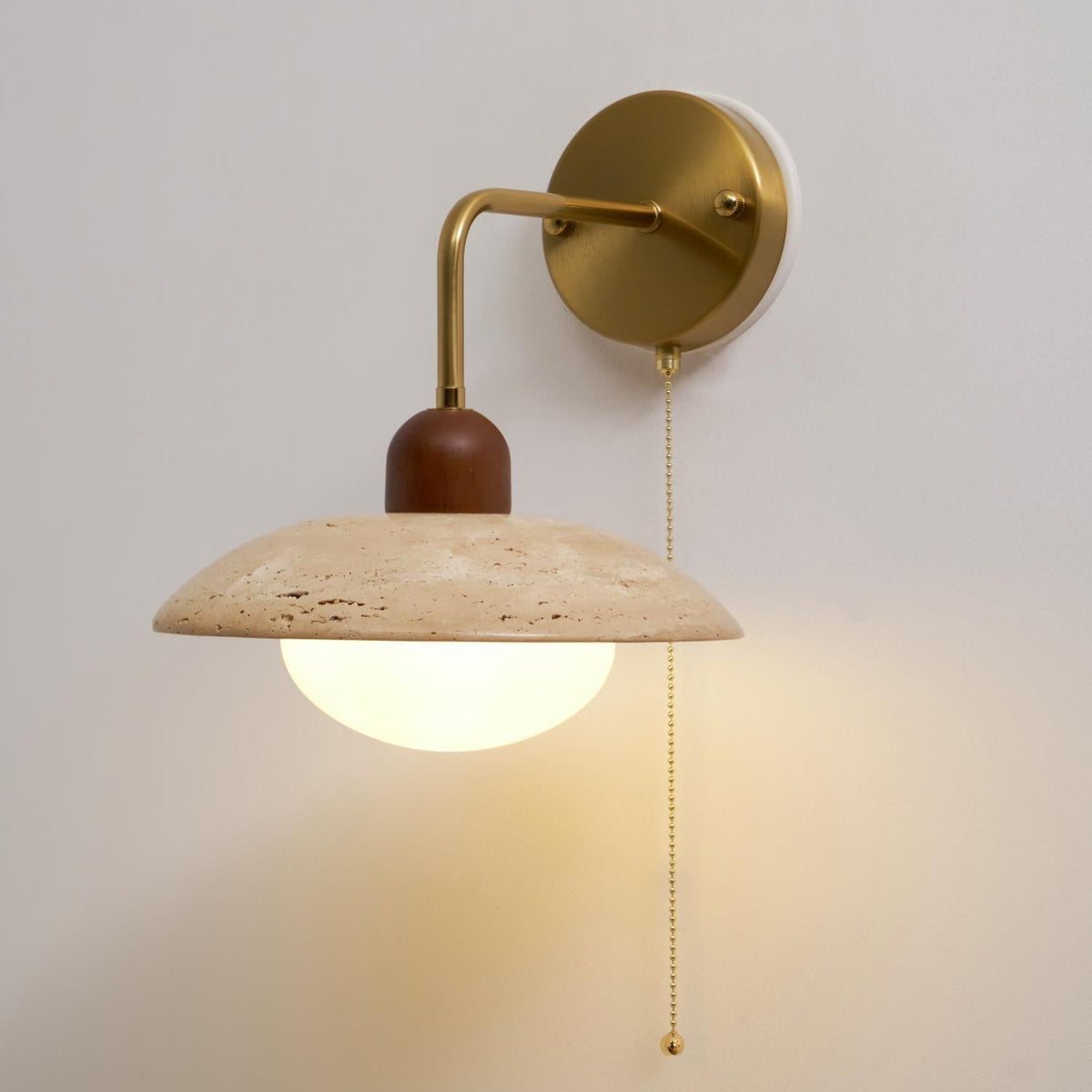 Leto wandlamp van travertin met goudkleurige afwerking en walnoot